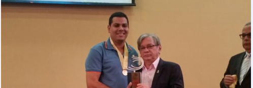 Professor Alcídes Fernandes representa alunos do IDB na entrega das medalhas da Olimpíada Nacional de Ciências