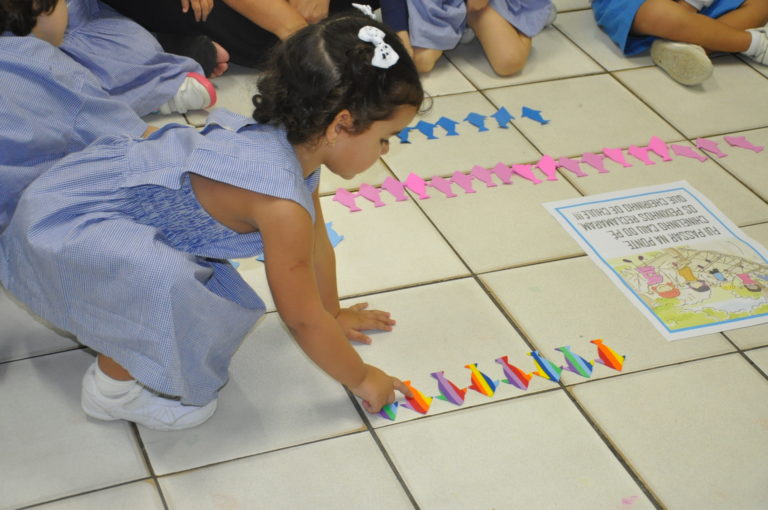 Projeto “Abra a roda tin dô lê lê” convida alunos do Maternal II a conhecer parlendas