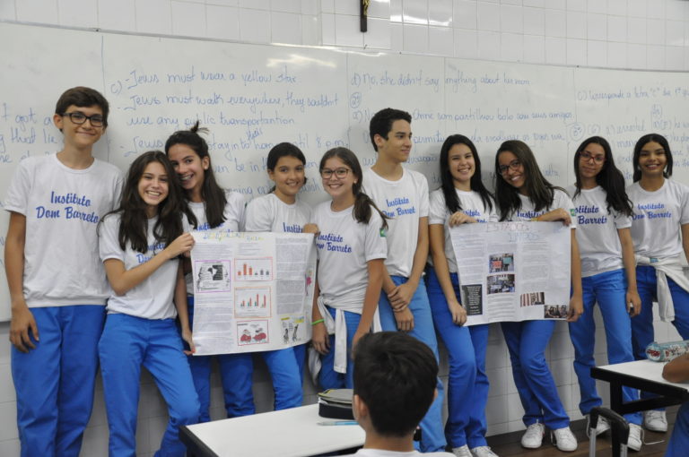 Alunos do 8º Ano apresentam painéis sobre Direitos Humanos na América