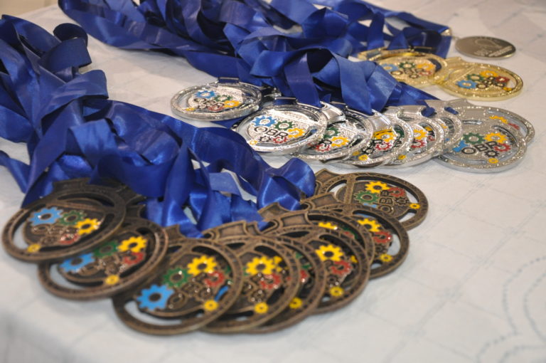 Alunos do IDB recebem medalhas da OBR e OBI