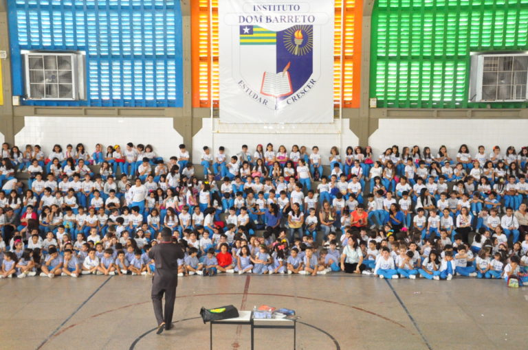 IDB recebe escritor nigeriano de obras infantis