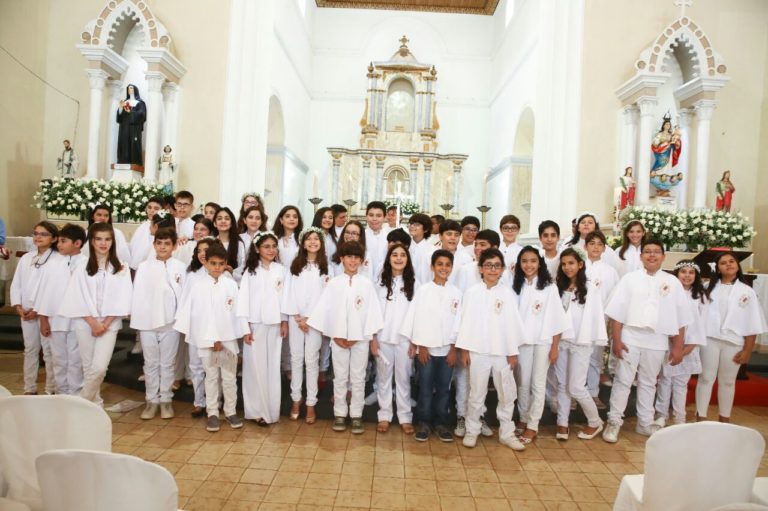 Alunos do 6º Ano do Ensino Fundamental participam da cerimônia da Primeira Eucaristia