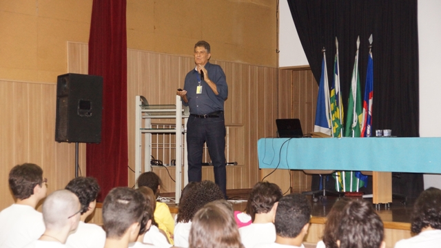 Presidente da Comissão de Vestibular do ITA ministra palestra para dombarretanos