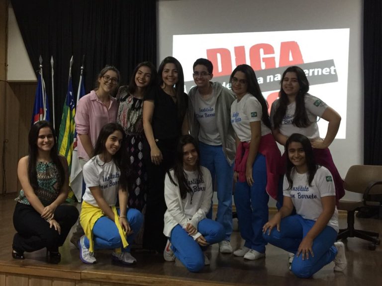 Cyberbullying é discutido em sala de aula e vira tema de projeto de prevenção no IDB.