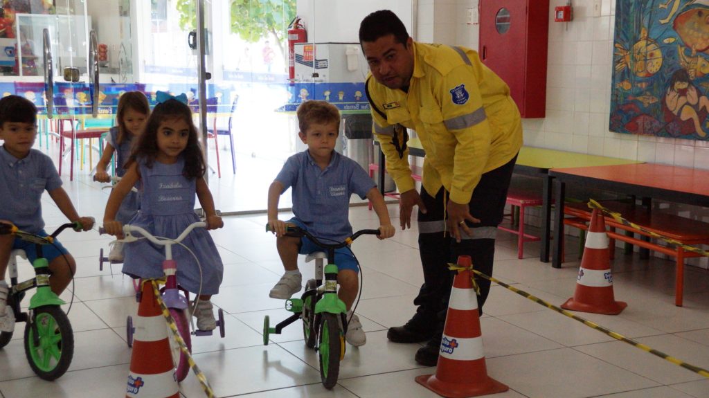 Alunos do Infantil I recebem visita dos agentes de trânsito da STRANS através do projeto “O trânsito da minha cidade”