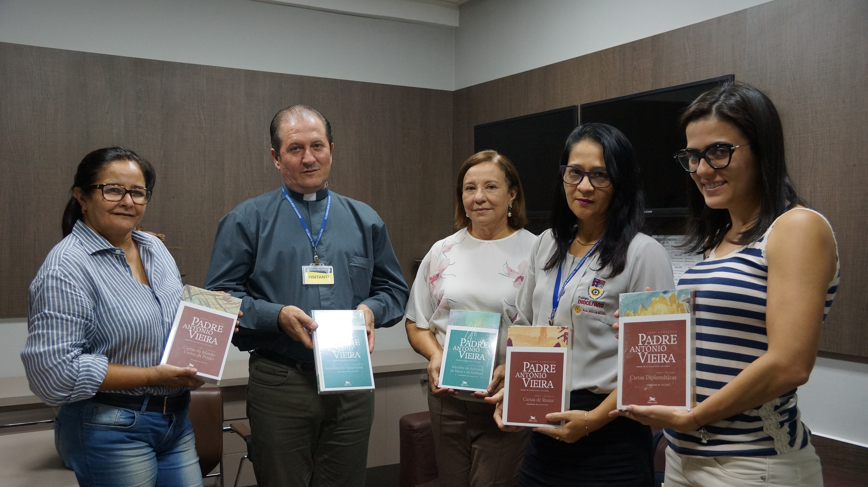 Colégio Diocesano presenteia IDB com a obra completa do Padre Antônio Vieira

