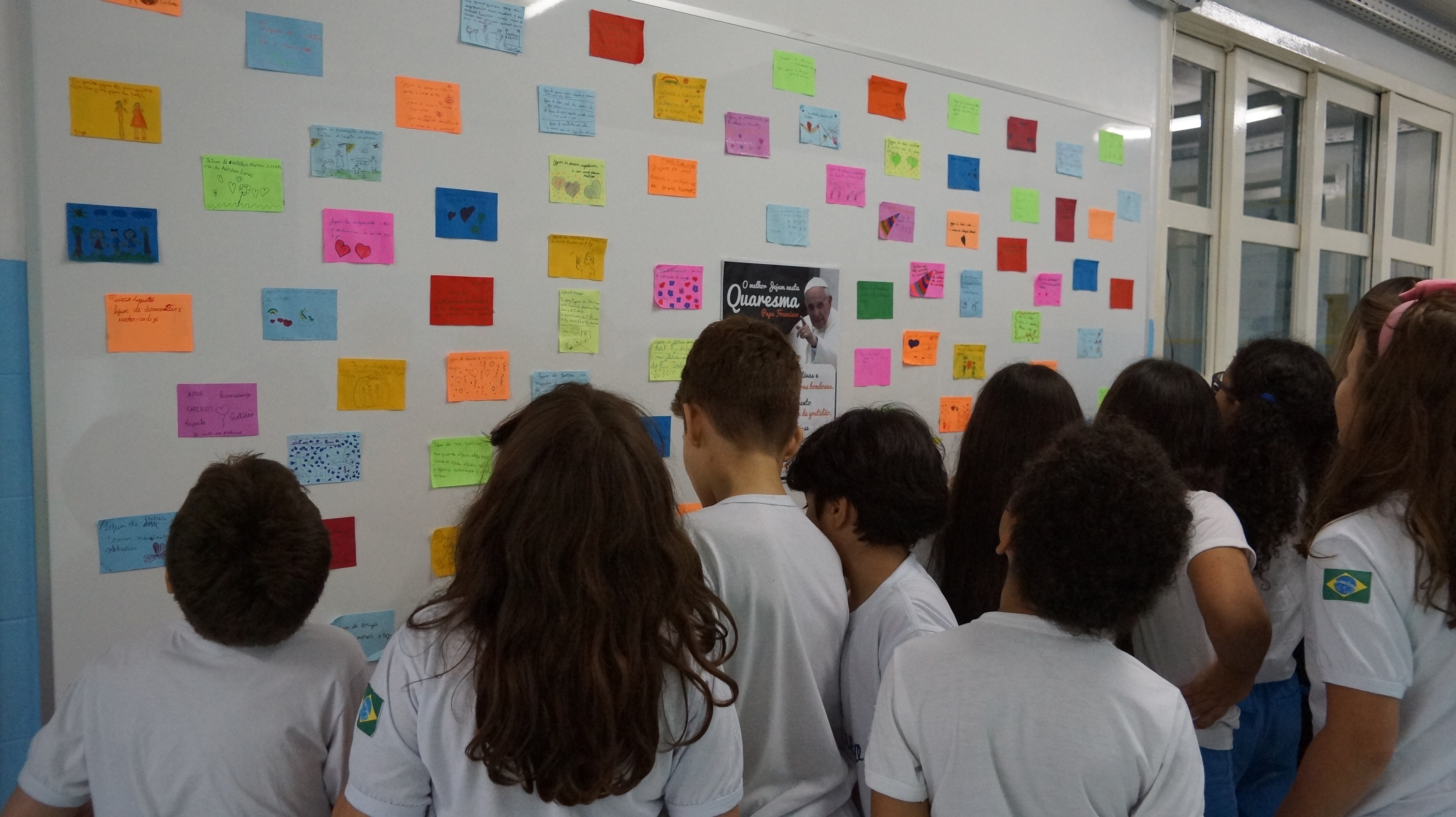 Alunos do 4º Ano do Ensino Fundamental montam mural com mensagens sobre a Quaresma
