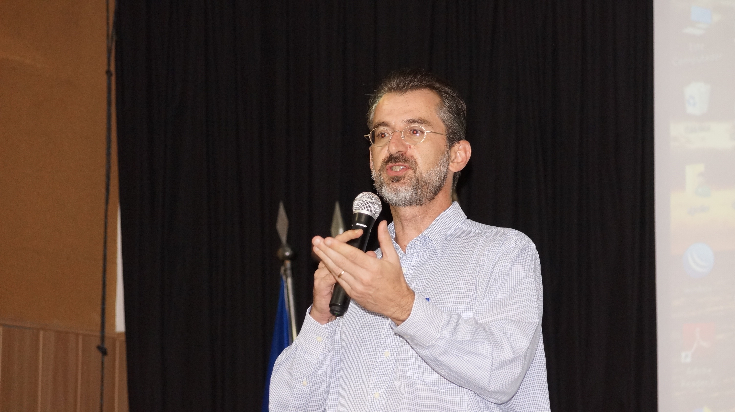 Professores e alunos do IDB participam do encontro com o autor da obra “Expedições Geográficas”, Sergio Adas
