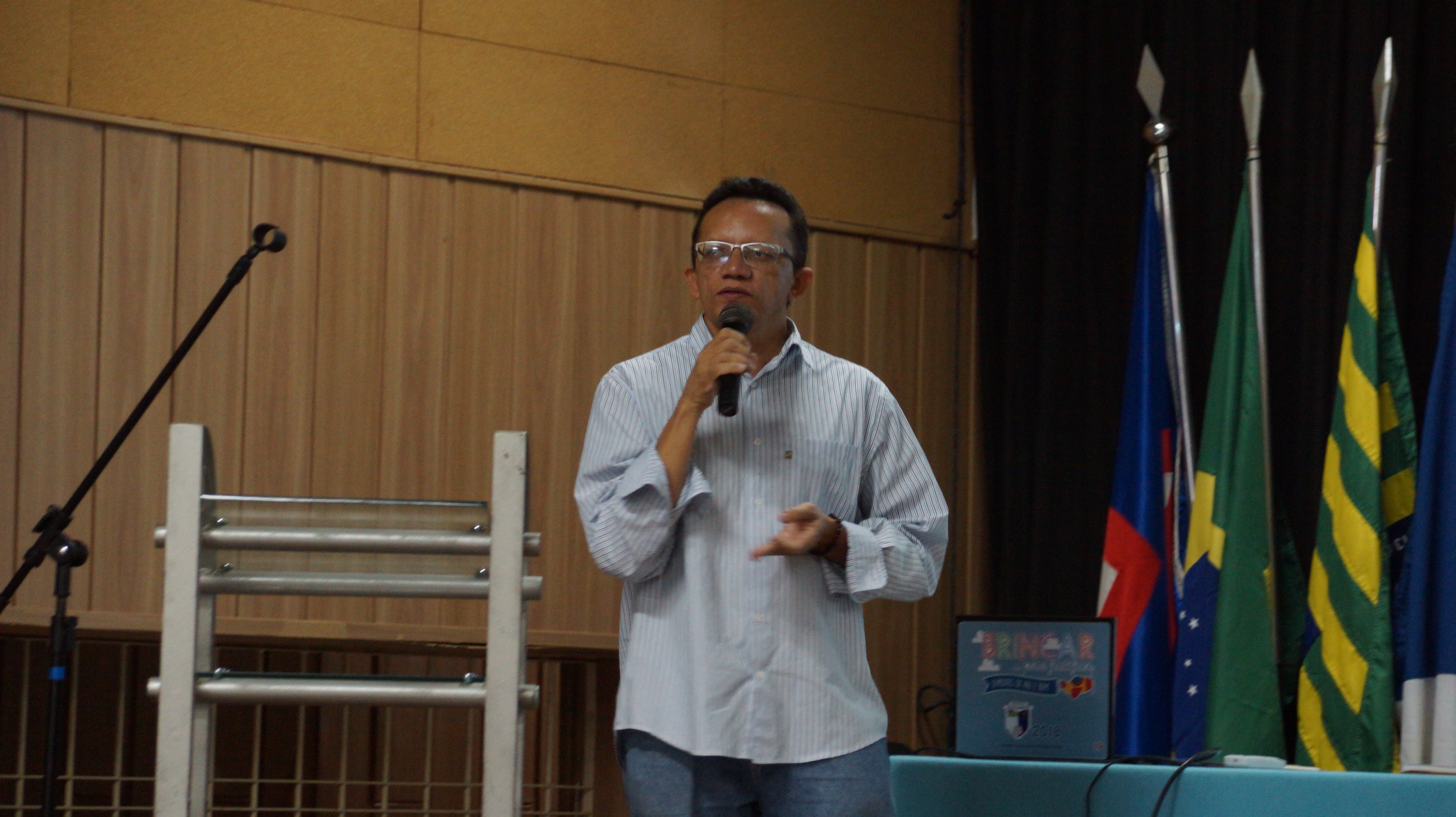 Cartunista Jota A ministra palestra para os alunos da 2ª Série do Ensino Médio
