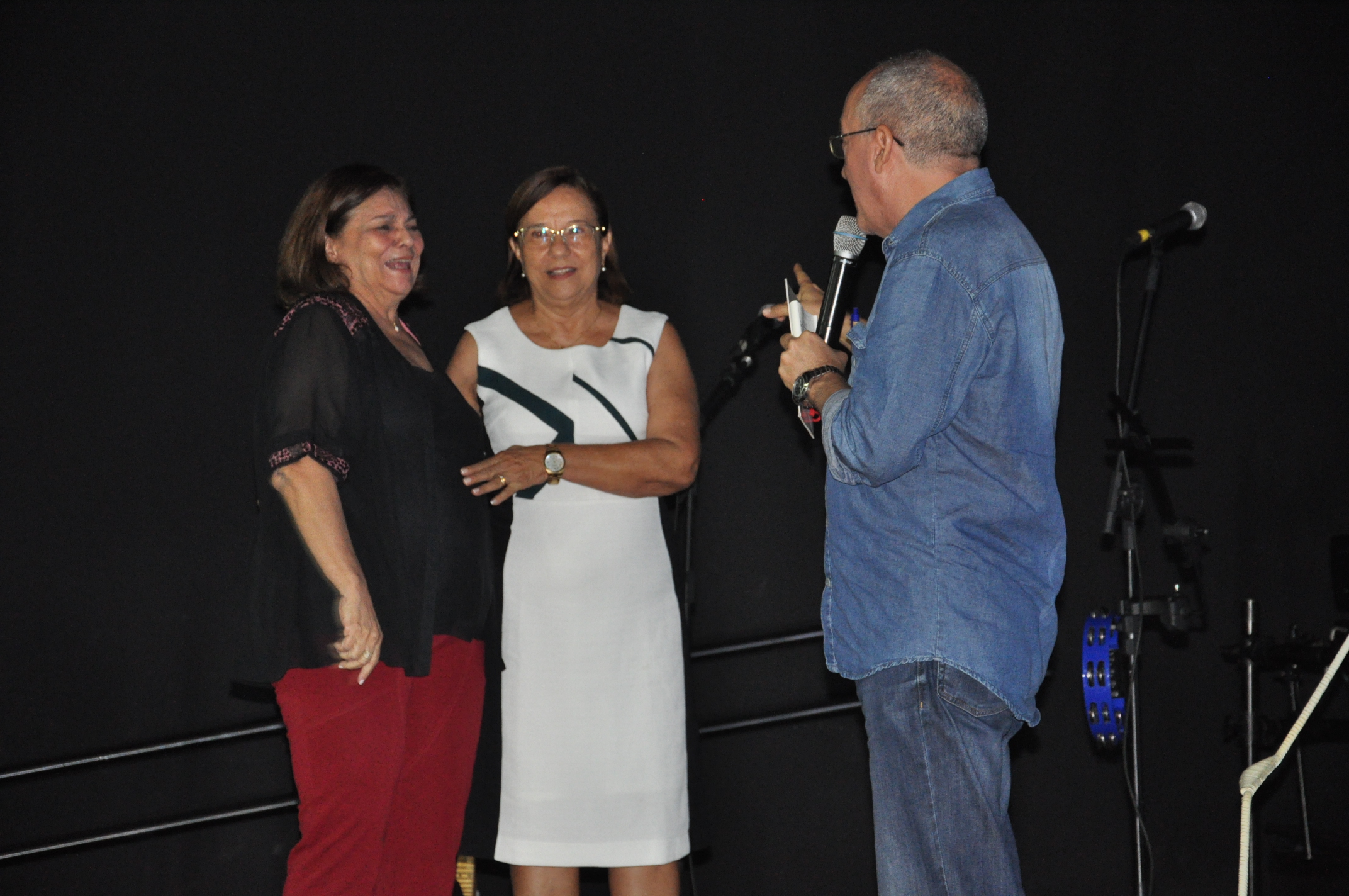 Poetisa piauiense e professora do IDB, Graça Vilhena, recebe homenagem no lançamento da segunda edição da Balada Literária
