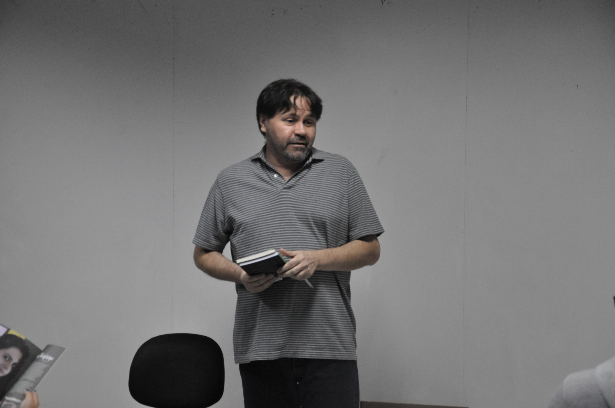 Marcelino Freire realiza oficina sobre Microcontos no IDB
