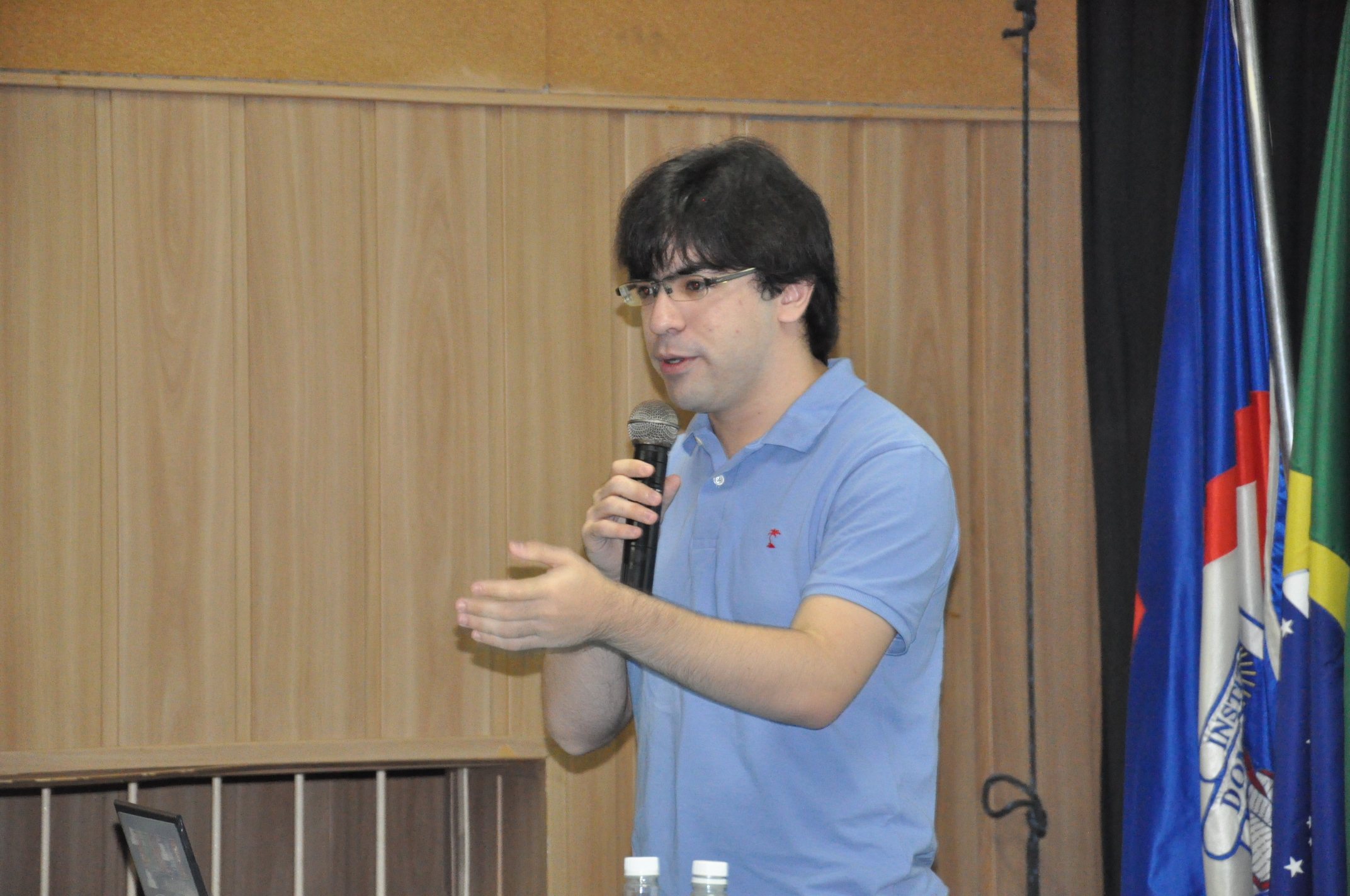 Antigo aluno, Vitor Santos, participa de um bate-papo sobre carreira com os alunos do Ensino Médio
