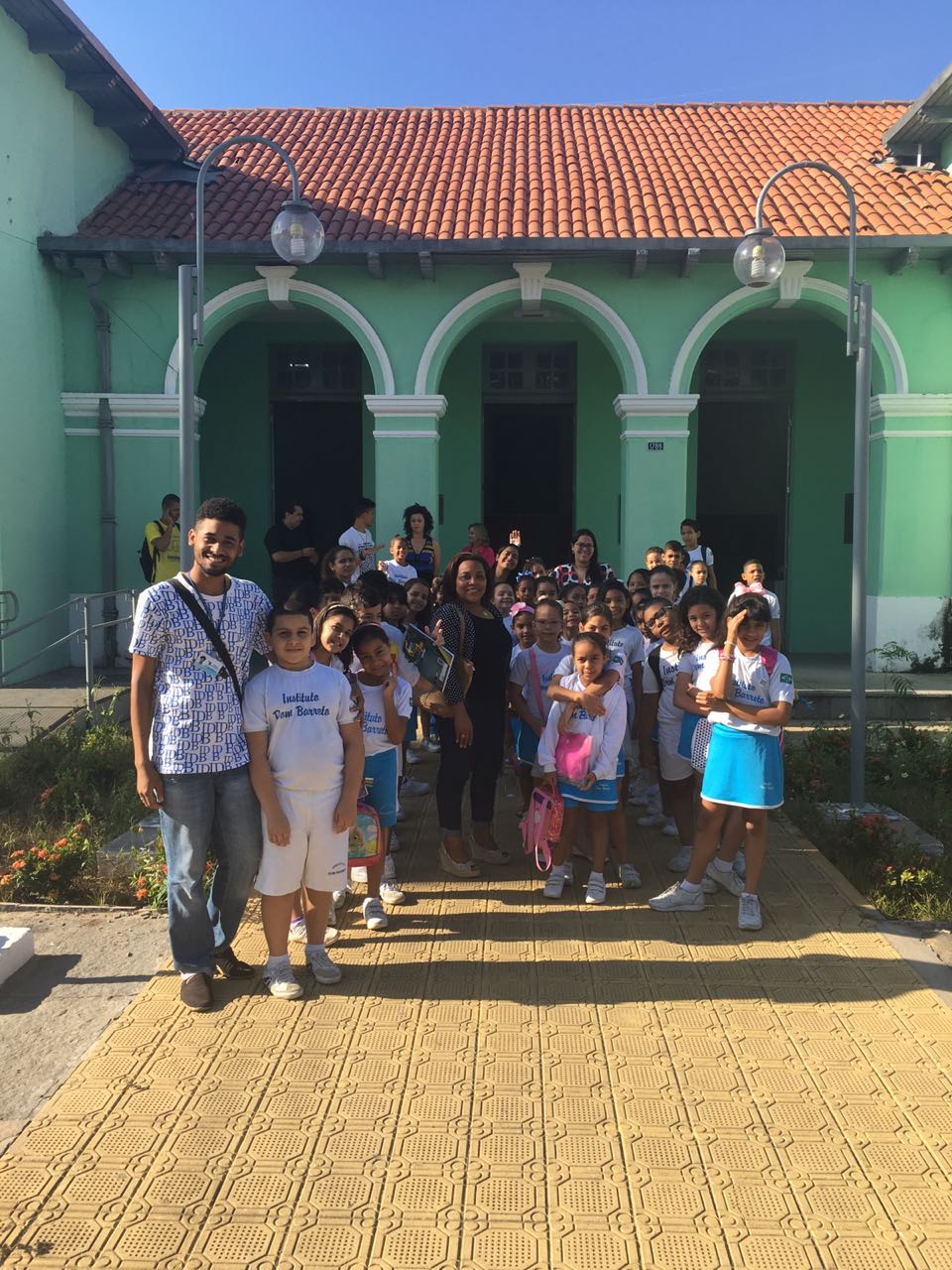 Alunos do 3º Ano do Ensino Fundamental da Escola Popular Madre Maria Villac visitam a Biblioteca Estadual Desembargador Cromwell de Carvalho