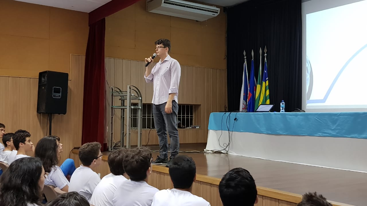 Alunos do 9º Ano do Ensino Fundamental participam de palestra sobre mapas mentais com Master e Trainer em Programação Neurolinguística  