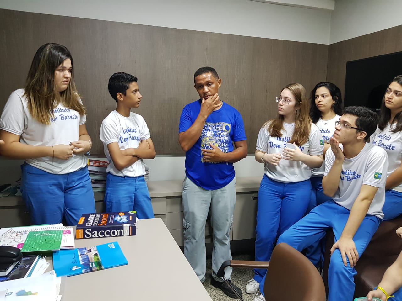 Alunos da 2ª Série do Ensino Médio doam doze cestas básicas a funcionário do IDB
