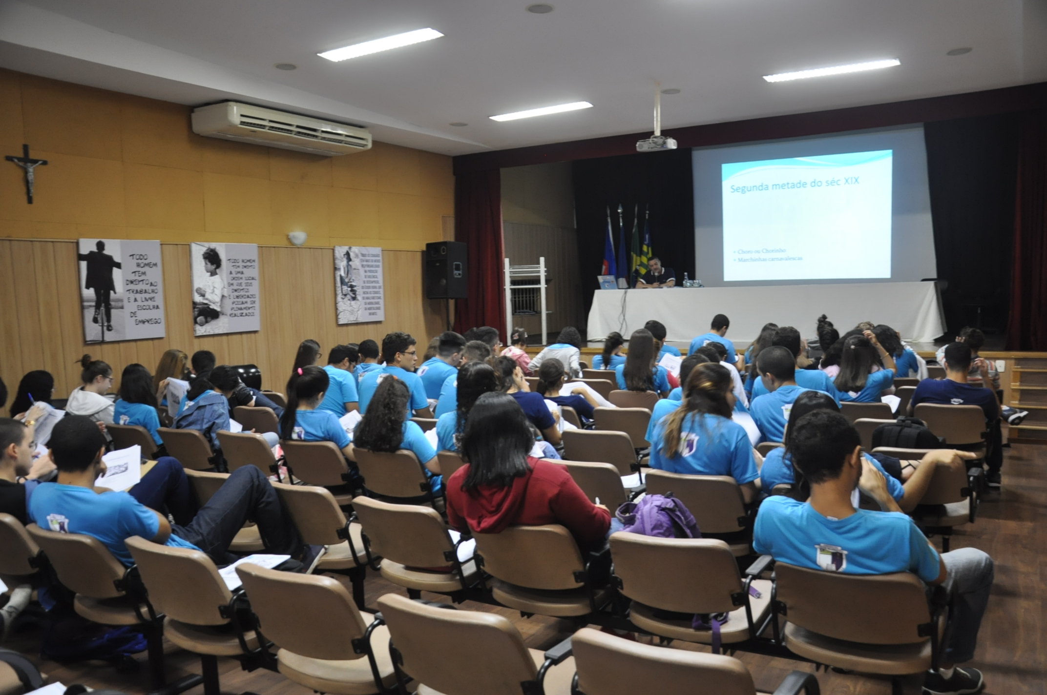 Alunos da 3ª Série do Ensino Médio e do Pré-Vestibular participam de aula extra de linguagens no Convívio Cultural