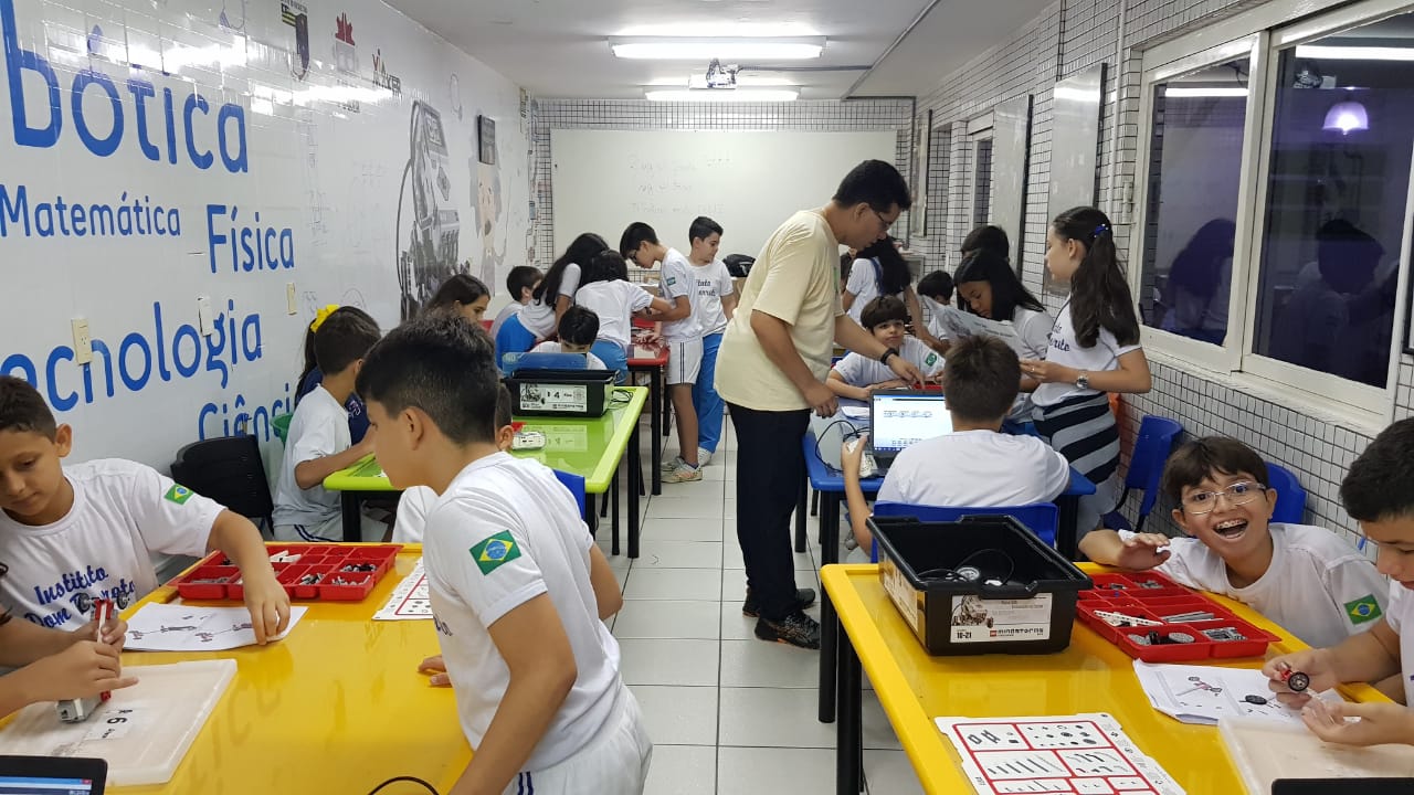 Os Alunos do 6º Ano do Ensino Fundamental do IDB se divertiram bastante construindo um robô, na primeira aula prática do ano da disciplina de Robótica
