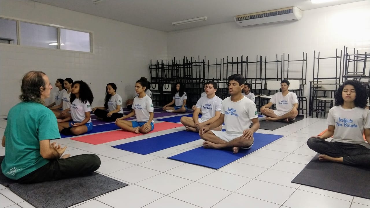 Alunos da 3ª Série do Ensino Médio da Escola Madre Maria Villac participam de prática de Yoga e meditação
