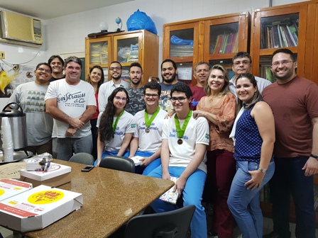 Alunos premiados na Olimpíada Brasileira de Biologia comemoram medalhas com professores
