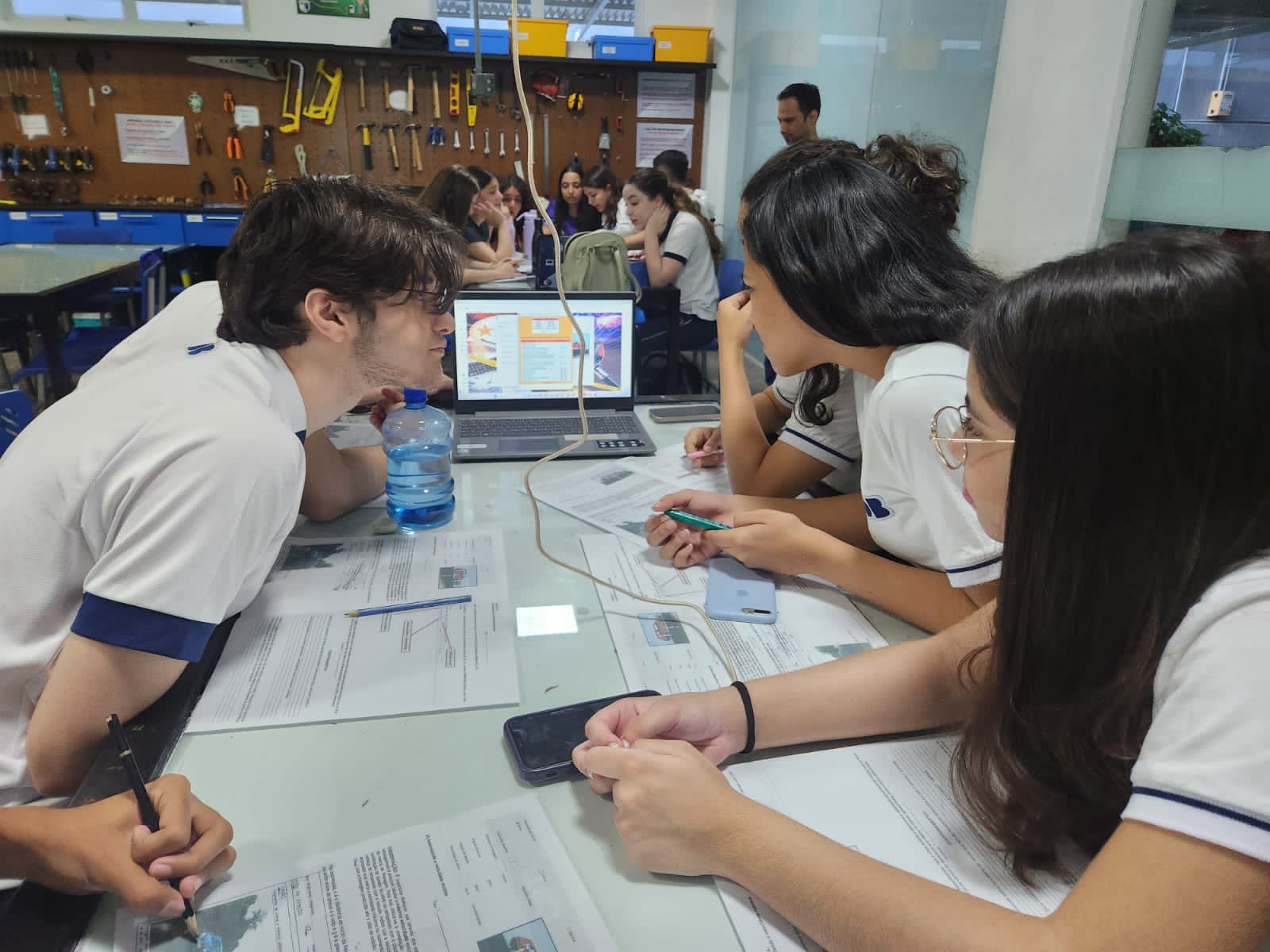 Alunos da 1ª Série do Ensino Médio participam da disciplina eletiva “CSI IDB”